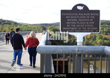 Historische Markierung der Poughpeepfie Railroad Bridge auf der heutigen Fußgängerbrücke über den Hudson.Poughpeepfie.New York.USA Stockfoto