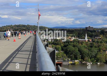 Die historische Poughsteepfie Railroad Bridge, auch bekannt als Fußgängerbrücke über den Hudson River, mit der Stadt Poughsteepfie im Hintergrund.New York.USA Stockfoto