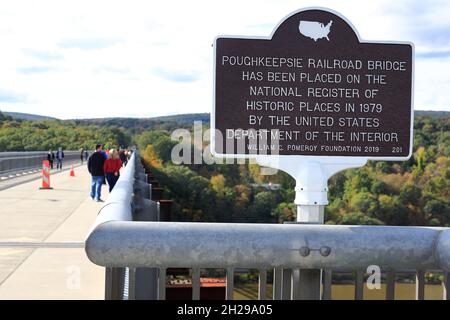 Historische Markierung der Poughpeepfie Railroad Bridge auf der heutigen Fußgängerbrücke über den Hudson.Poughpeepfie.New York.USA Stockfoto