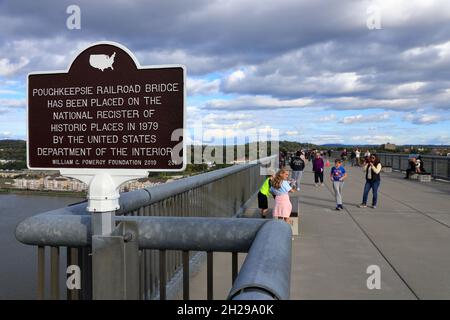 Historische Markierung der Poughpeepfie Railroad Bridge auf der heutigen Fußgängerbrücke über den Hudson.Poughpeepfie.New York.USA Stockfoto