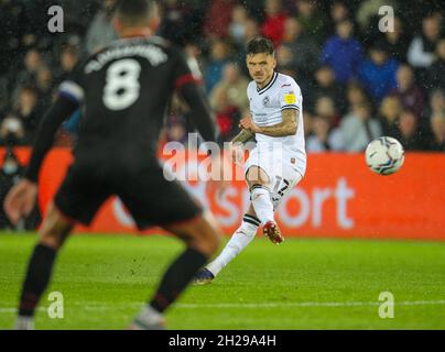 Swansea.com Stadium, Swansea, Glamorgan, Großbritannien. Oktober 2021. English Football League Championship Football, Swansea City gegen West Bromwich Albion; Jamie Pherson von Swansea City schießt beim Tor Credit: Action Plus Sports/Alamy Live News Stockfoto