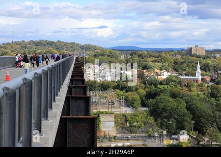 Die historische Poughsteepfie Railroad Bridge, auch bekannt als Fußgängerbrücke über den Hudson River, mit der Stadt Poughsteepfie im Hintergrund.New York.USA Stockfoto