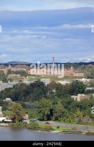 Der neu entwickelte Apartmentkomplex mit dem verlassenen Hudson River State Hospital im Hintergrund vom Gehweg über die Hudson Fußgängerbrücke aus.Poughsteppie.New York.USA Stockfoto