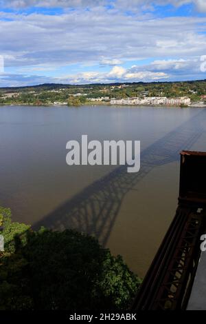 Der Schatten des Gehwegs über die Hudson Fußgängerbrücke auf dem Hudson River mit der Küste von Poughkepfie im Hintergrund.New York.USA Stockfoto