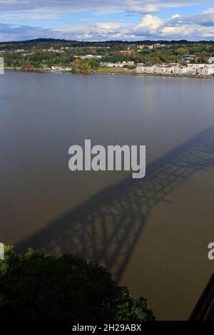 Der Schatten des Gehwegs über die Hudson Fußgängerbrücke auf dem Hudson River mit der Küste von Poughkepfie im Hintergrund.New York.USA Stockfoto