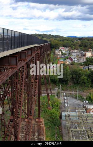 Gehweg über die Hudson Fußgängerbrücke alias Poughkestepfie Bridge mit der Stadt Poughkestepfie im Hintergrund.New York.USA Stockfoto