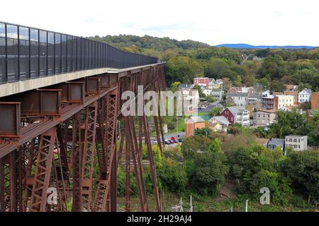 Gehweg über die Hudson Fußgängerbrücke alias Poughkestepfie Bridge mit der Stadt Poughkestepfie im Hintergrund.New York.USA Stockfoto