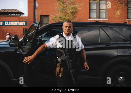 Chicago, USA. Oktober 2021. Ein Chicagoer Polizeibeamter verlässt sein Fahrzeug mit einem Sturmgewehr bewaffnet. Chicago, IL am 20 2021. Oktober. (Foto von Jim Vondruska/Sipa USA) Quelle: SIPA USA/Alamy Live News Stockfoto