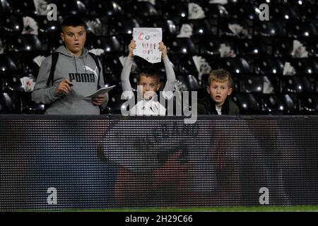 London, Großbritannien. Oktober 2021. Ein junger FC Fulham-Fan zeigt seine Unterstützung beim Spiel der EFL Sky Bet Championship zwischen Fulham und Cardiff City im Craven Cottage, London, England am 20. Oktober 2021. Foto von Carlton Myrie. Nur zur redaktionellen Verwendung, Lizenz für kommerzielle Nutzung erforderlich. Keine Verwendung bei Wetten, Spielen oder Veröffentlichungen einzelner Clubs/Vereine/Spieler. Kredit: UK Sports Pics Ltd/Alamy Live Nachrichten Stockfoto