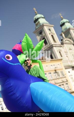 Das Linzer Pflasterspektakel (Österreich) ist eines der bedeutendsten und vielfältigsten Straßenkunstfestivals in Europa. - Das Linz Pflasterspektakel Stockfoto
