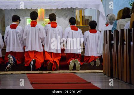 Salvador, Bahia, Brasilien - 12. September 2014: Gläubige nehmen an der Messe in der Kirche Nossa Senhora da Assunção in Salvador, Bahia, Teil. Stockfoto