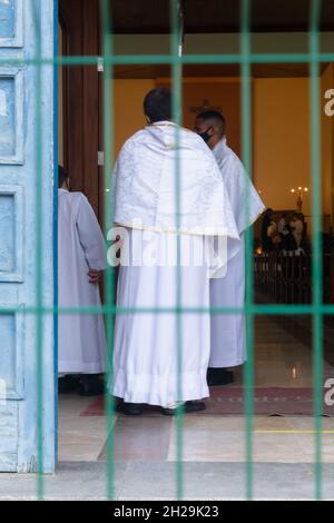 Salvador, Bahia, Brasilien - 27. Juni 2021: Väter in der Kirche bereiten sich auf die Feier der Nachmittagsmesse vor. Salvador, Bahia, Brasilien. Stockfoto