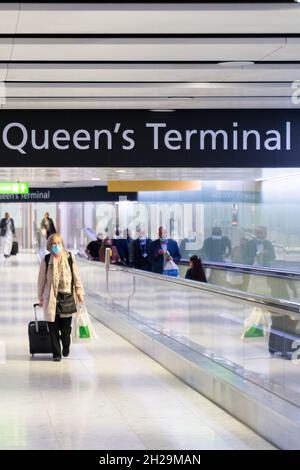 Durchgang zum Terminal 2 , dem Queen's Terminal London Heathrow Airport England UK Stockfoto