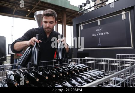 Paris, Frankreich. Oktober 2021. Ein Weinbauer arrangiert am 20. Oktober 2021 Flaschen des Chai de la Tour Eiffel im ersten Stock des Eiffelturms in Paris, Frankreich. Die zweite Charge des Chai de la Tour Eiffel-Weins wurde hier am Mittwoch veröffentlicht. Kredit: Gao Jing/Xinhua/Alamy Live Nachrichten Stockfoto