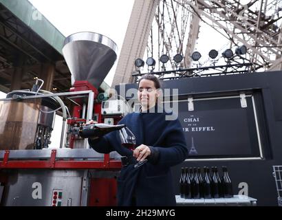 Paris, Frankreich. Oktober 2021. Ein Mitarbeiter stellt am 20. Oktober 2021 den Wein des Chai de la Tour Eiffel im ersten Stock des Eiffelturms in Paris, Frankreich, vor. Die zweite Charge des Chai de la Tour Eiffel-Weins wurde hier am Mittwoch veröffentlicht. Kredit: Gao Jing/Xinhua/Alamy Live Nachrichten Stockfoto