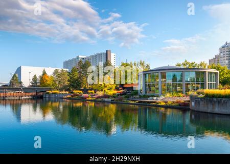 Herbstansicht entlang des Spokane River des Riverfront Park und des Karussells in der Innenstadt von Spokane, Washington, USA. Stockfoto
