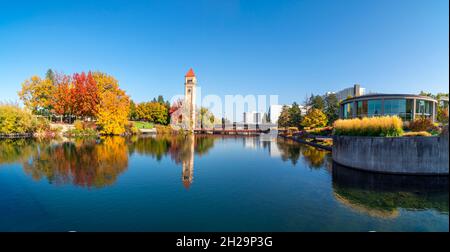 Panorama-Weitwinkelansicht des Riverfront Park entlang des Spokane River im Herbst in Spokane, Washington, USA Stockfoto