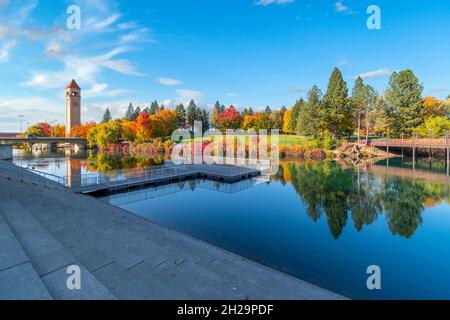 Herbstansicht mit sich drehenden Herbstfarben in der Nähe des Uhrturms am Spokane River im Riverfront Park in der Innenstadt von Spokane, Washington, USA. Stockfoto