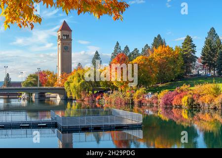 Herbstansicht mit sich drehenden Herbstfarben in der Nähe des Uhrturms am Spokane River im Riverfront Park in der Innenstadt von Spokane, Washington, USA. Stockfoto