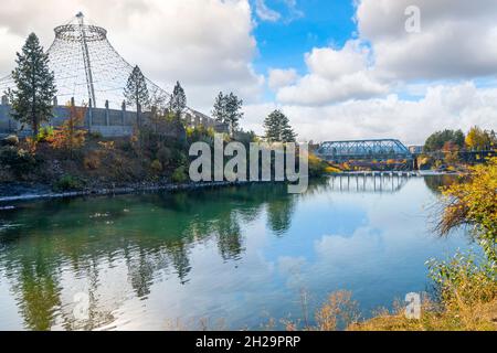 Spokane River in der Innenstadt von Spokane, Washington, USA, neben dem Riverfront Park und dem Pavillon mit der Blauen Brücke im Blick. Stockfoto