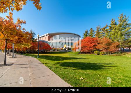 Die Spokane Veterans Memorial Arena mit Herbstfarben am 18. Oktober 2021 in der Innenstadt von Spokane, Washington, USA. Stockfoto