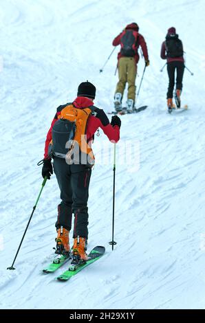 Schitoureneher auf dem Kasberg (Bezirk Gmunden, Oerreich, Österreich) - Skitourengeher auf dem Kasberg (Kreis Gmunden, Oberösterreich, Österreich) Stockfoto