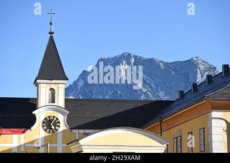 Schloss Ebenzweier in Altmünster am Traunsee (Bezirk Gmunden, Salzkammergut) mit dem Traunstein im Hintergrund - bereits im 13. Jahrhundert Herrschaft Stockfoto