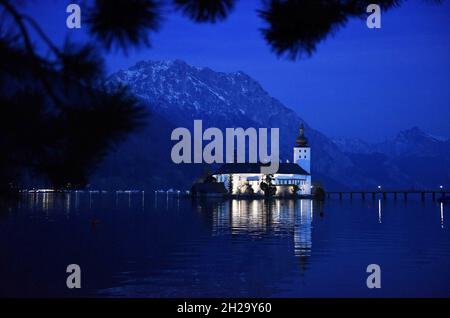 Seeschloss Ort am Traunsee zur blauen Stunde, Österreich, Europa - Seenburg Ort am Traunsee zur blauen Stunde, Österreich, Europa Stockfoto