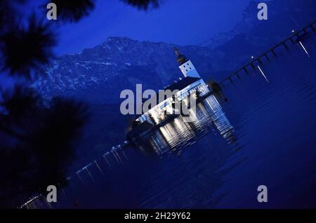 Seeschloss Ort am Traunsee zur blauen Stunde, Österreich, Europa - Seenburg Ort am Traunsee zur blauen Stunde, Österreich, Europa Stockfoto