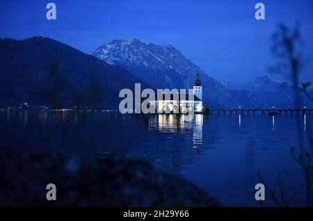 Seeschloss Ort am Traunsee zur blauen Stunde, Österreich, Europa - Seenburg Ort am Traunsee zur blauen Stunde, Österreich, Europa Stockfoto