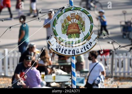 Biergarten im Olympiapark München in der Reihe 'Sommer in der Stadt' statt des abgeschotteten Oktoberfestes - Biergarten im Olympiapark München in t Stockfoto