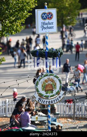 Biergarten im Olympiapark München in der Reihe 'Sommer in der Stadt' statt des abgeschotteten Oktoberfestes - Biergarten im Olympiapark München in t Stockfoto