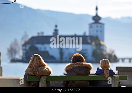 Sonnenanbeterinnen im Herbst/Winter vor dem Schloss Ort am Traunsee, Österreich, Europa - Sonnenanbeter im Herbst / Winter vor Schloss Ort am Stockfoto