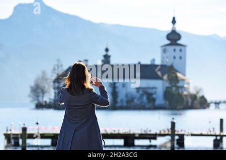 Sonnenanbeterinnen im Herbst/Winter vor dem Schloss Ort am Traunsee, Österreich, Europa - Sonnenanbeter im Herbst / Winter vor Schloss Ort am Stockfoto