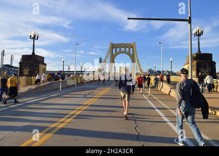 Pittsburgh, Pennsylvania, USA. Baseballfans nutzen die Roberto Clemente Bridge, um den Allegheny River zu überqueren und von der Innenstadt zum PNC Park zu gelangen. Stockfoto