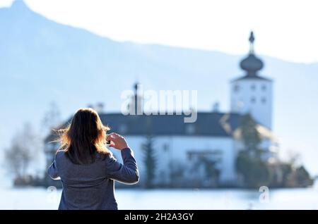 Sonnenanbeterinnen im Herbst/Winter vor dem Schloss Ort am Traunsee, Österreich, Europa - Sonnenanbeter im Herbst / Winter vor Schloss Ort am Stockfoto