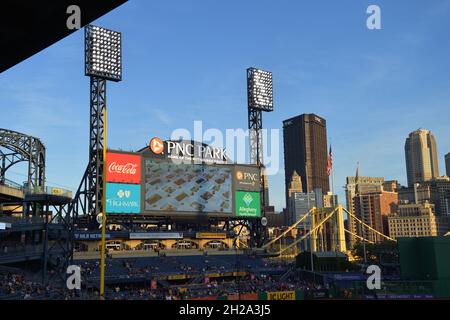 Pittsburgh, Pennsylvania, USA. Blick auf einen Teil der Skyline der Innenstadt am Spieltag vom Inneren des PNC Parks, Heimat der Pittsburgh Pirates. Stockfoto