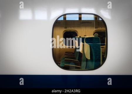 Blick in das Fenster des Shinkansen, eines japanischen Bullet-Zuges, am Hiroshima-Bahnhof in Japan. Stockfoto