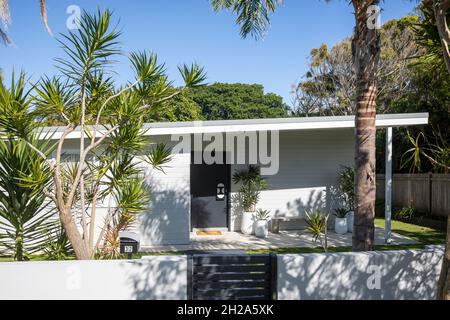 Moderner australischer Küstenbungalow mit tropischem Vorgarten in Avalon Beach, Sydney, Australien, 2021 Stockfoto