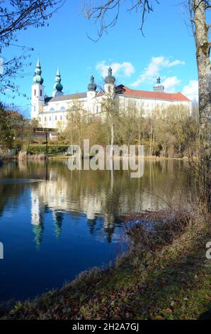 Teich beim Kloster Puchheim im Frühjahr, Österreich, Europa - Teich im Kloster Puchheim im Frühjahr, Österreich, Europa Stockfoto