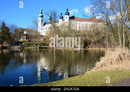 Teich beim Kloster Puchheim im Frühjahr, Österreich, Europa - Teich im Kloster Puchheim im Frühjahr, Österreich, Europa Stockfoto