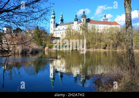 Teich beim Kloster Puchheim im Frühjahr, Österreich, Europa - Teich im Kloster Puchheim im Frühjahr, Österreich, Europa Stockfoto