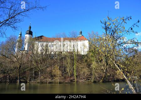 Teich beim Kloster Puchheim im Frühjahr, Österreich, Europa - Teich im Kloster Puchheim im Frühjahr, Österreich, Europa Stockfoto