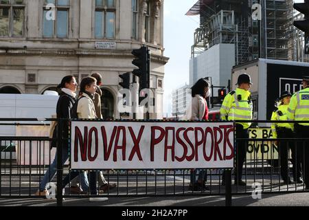 London, England, Großbritannien. Oktober 2021. In Whitehall, Westminster, ist ein Banner gegen Covid-Impfpässe zu sehen. (Bild: © Tayfun Salci/ZUMA Press Wire) Stockfoto