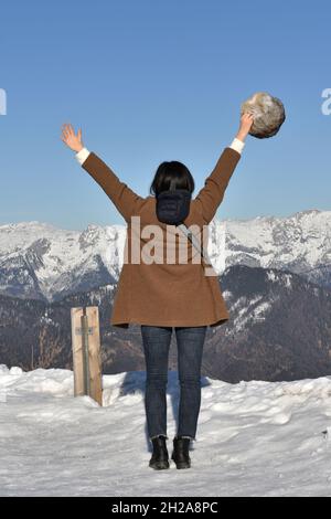 Touristin auf der Katrinalm in Bad Ischl (Salzkammergut, Bezirk Gmunden, Oberösterreich, Österreich) - Touristin auf der Katrinalm in Bad Ischl (Salzk Stockfoto