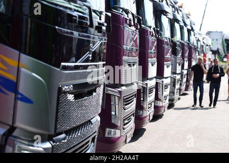 Großes Trucker-Treffen in Oberösterreich (Österreich) - ein Mal im Jahr findet in Oberösterreich ein großes Trucker-Treffen mit ungefähr 400 Lastkraf Stockfoto