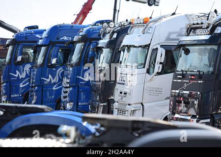 Großes Trucker-Treffen in Oberösterreich (Österreich) - ein Mal im Jahr findet in Oberösterreich ein großes Trucker-Treffen mit ungefähr 400 Lastkraf Stockfoto