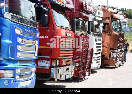 Großes Trucker-Treffen in Oberösterreich (Österreich) - ein Mal im Jahr findet in Oberösterreich ein großes Trucker-Treffen mit ungefähr 400 Lastkraf Stockfoto