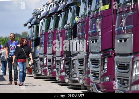 Großes Trucker-Treffen in Oberösterreich (Österreich) - ein Mal im Jahr findet in Oberösterreich ein großes Trucker-Treffen mit ungefähr 400 Lastkraf Stockfoto