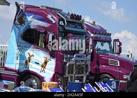 Großes Trucker-Treffen in Oberösterreich (Österreich) - ein Mal im Jahr findet in Oberösterreich ein großes Trucker-Treffen mit ungefähr 400 Lastkraf Stockfoto